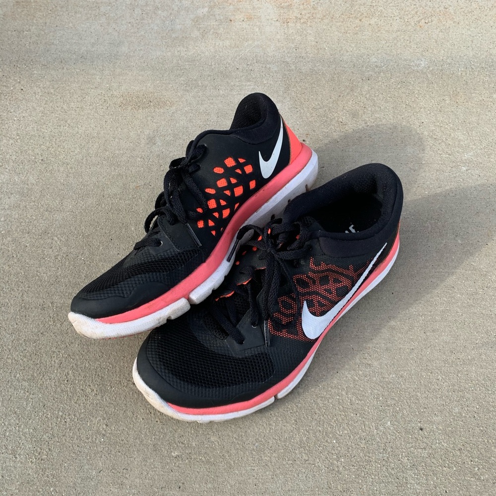 coral pink Nikes 💓